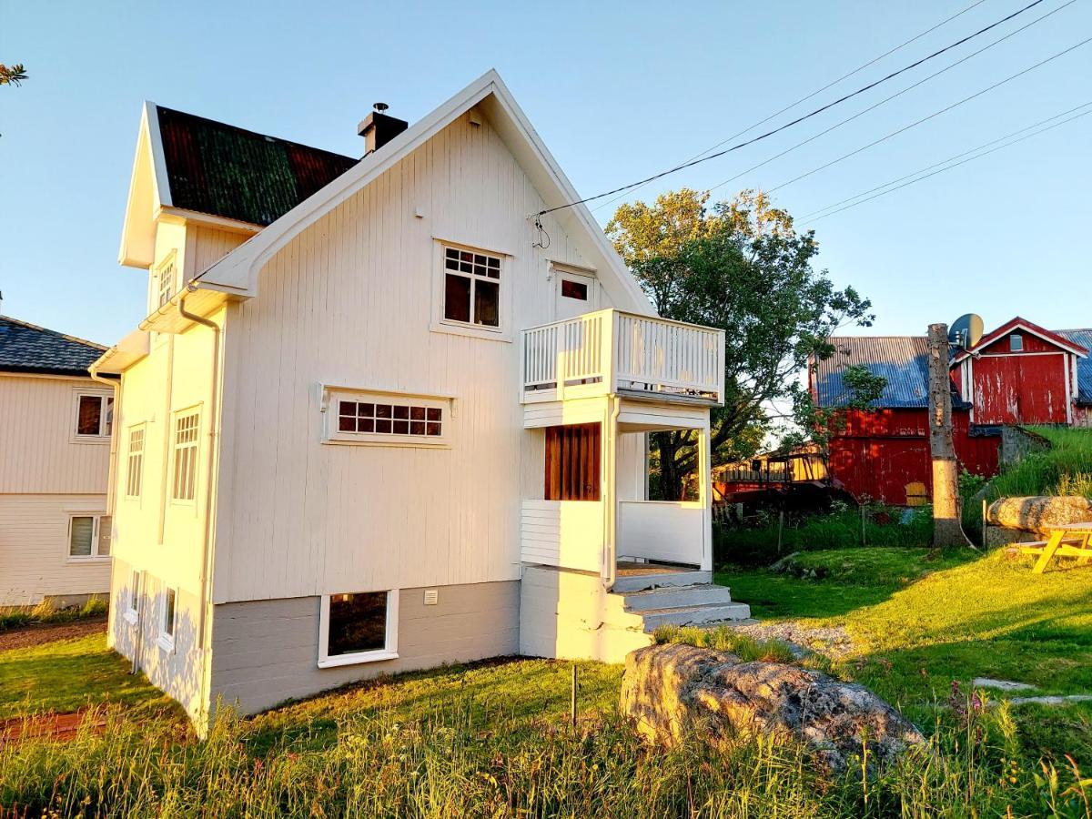Solrik Beliggenhet I Lofotens Storste Fiskevaer Vila Ballstad Exterior foto